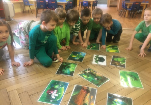 Dzieci szukają zielonych postaci na obrazkach